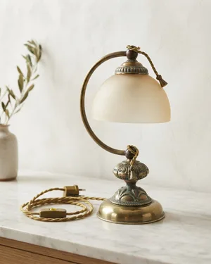 Lámpara de mesa vintage de latón con pantalla de cristal esmerilado - miniatura 1