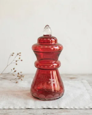 Jarrón vintage de vidrio rojo con tapa y detalles grabados - miniatura 1