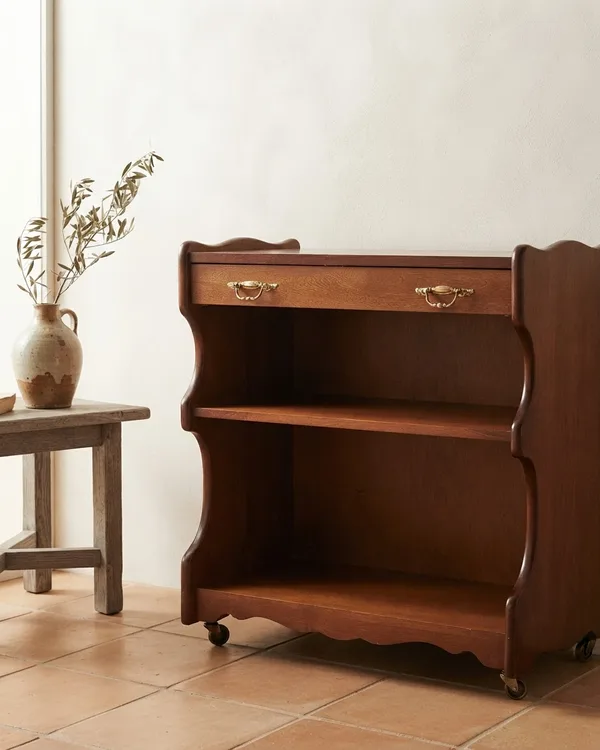Mueble auxiliar de salón vintage con cajón y ruedas