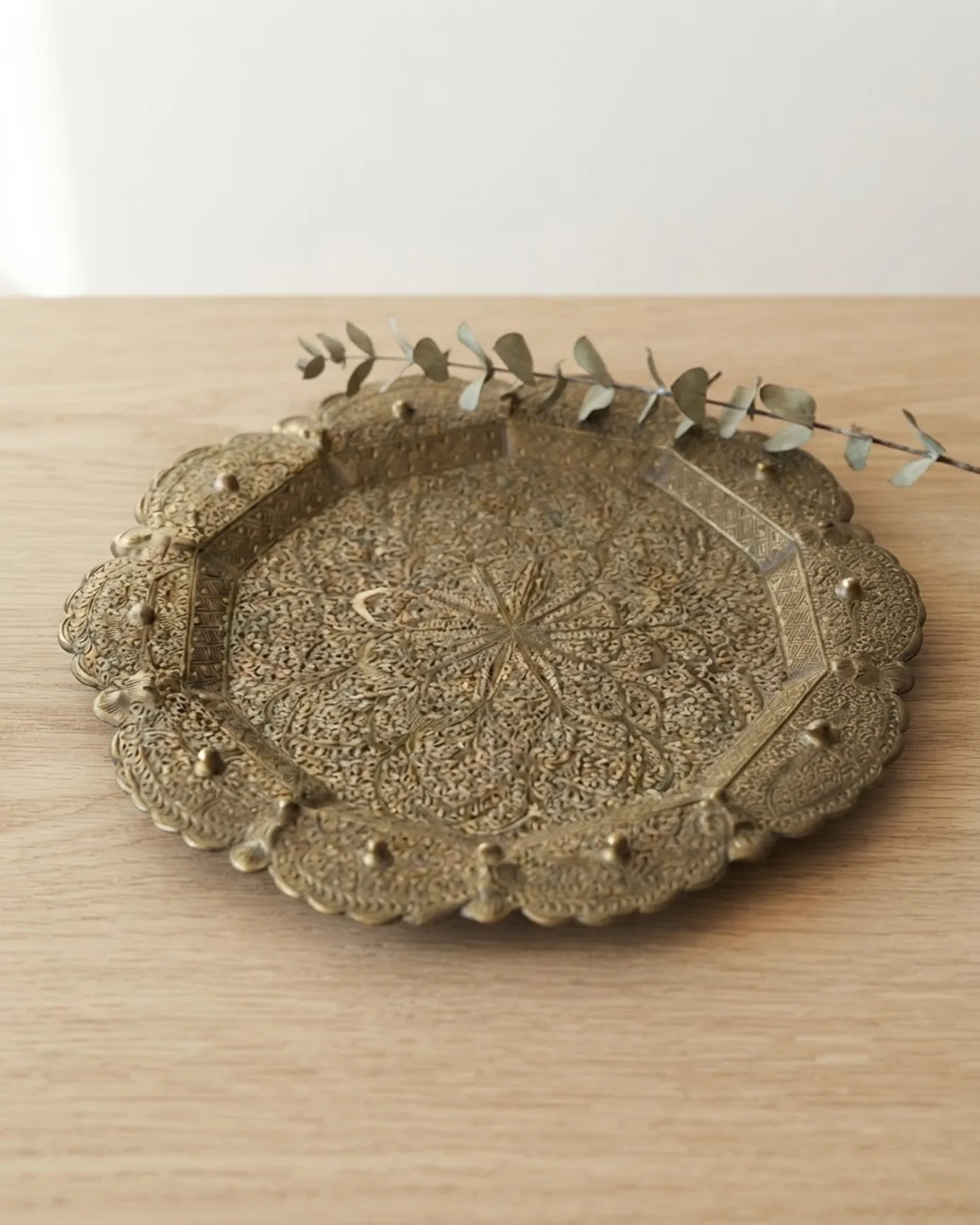 Plato decorativo de laton estriado - imagen 1