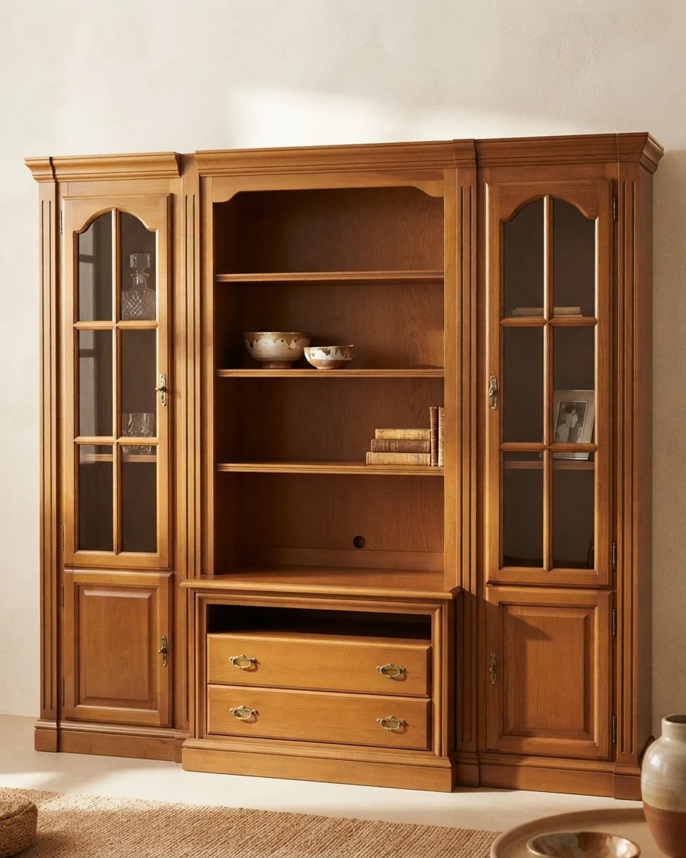 Mueble de salón en madera con estanterías y vitrinas - imagen 1