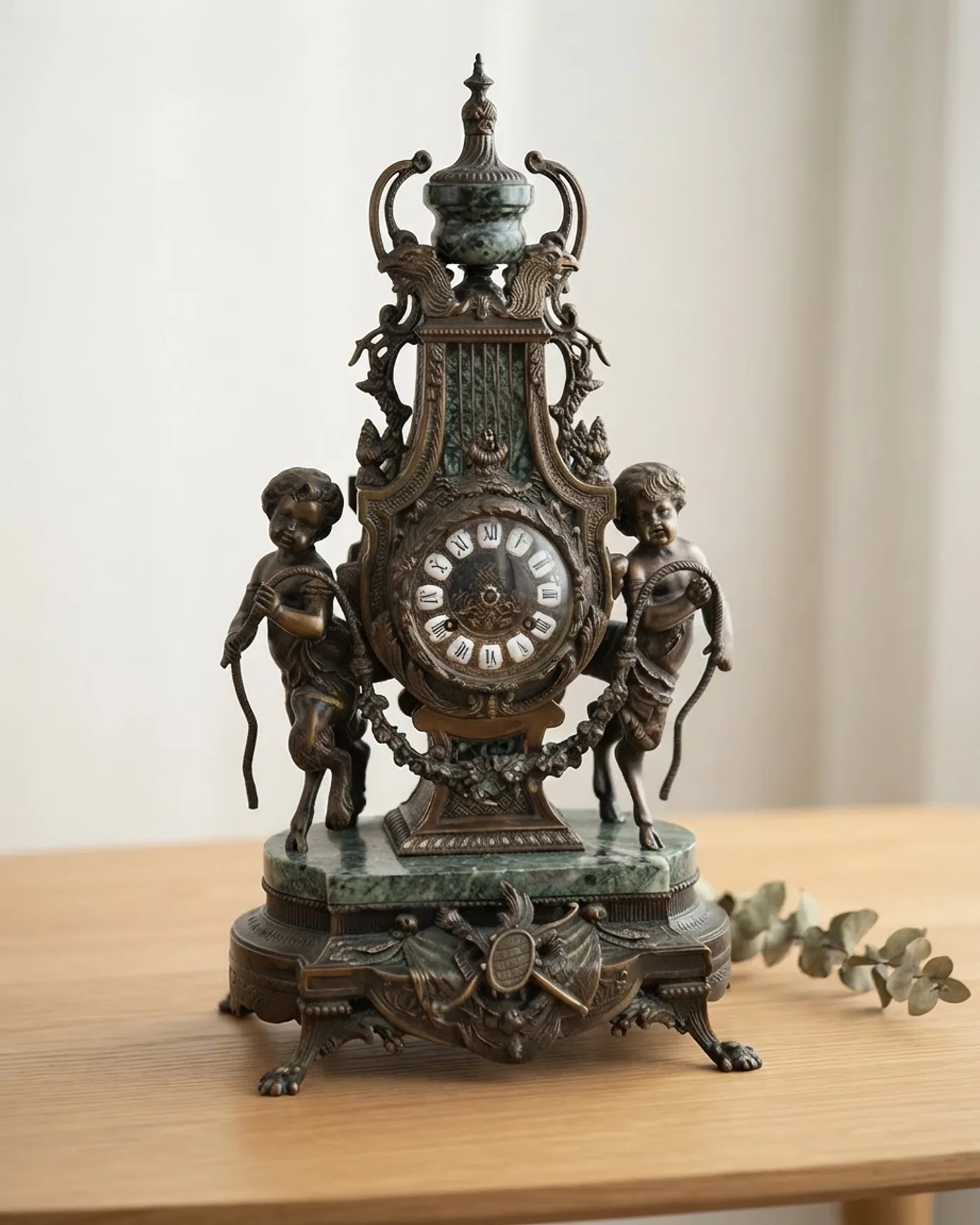 Reloj imperial Franz Hermle con figuras de querubines y base de mármol verde - imagen 1