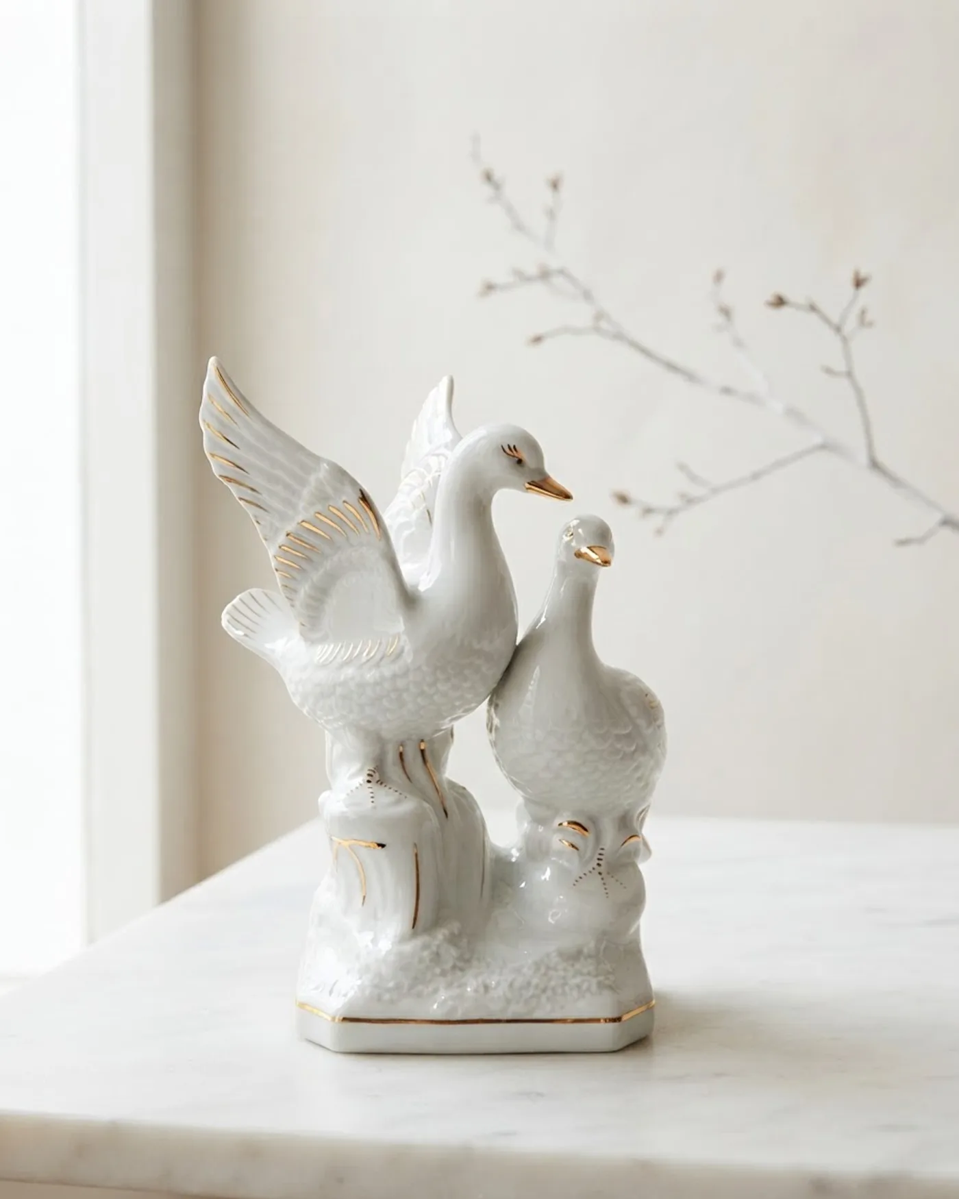 Figura de palomas en porcelana con detalles dorados - imagen 1