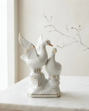 Figura de palomas en porcelana con detalles dorados - miniatura 1