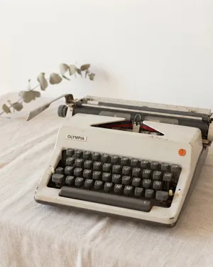 Máquina de Escribir Olympia Vintage - miniatura 1