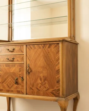Gran aparador victoriano de madera con marquinería y tiradores de latón - miniatura 1