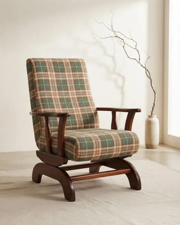 Mecedora de madera y tela con estampado a cuadros