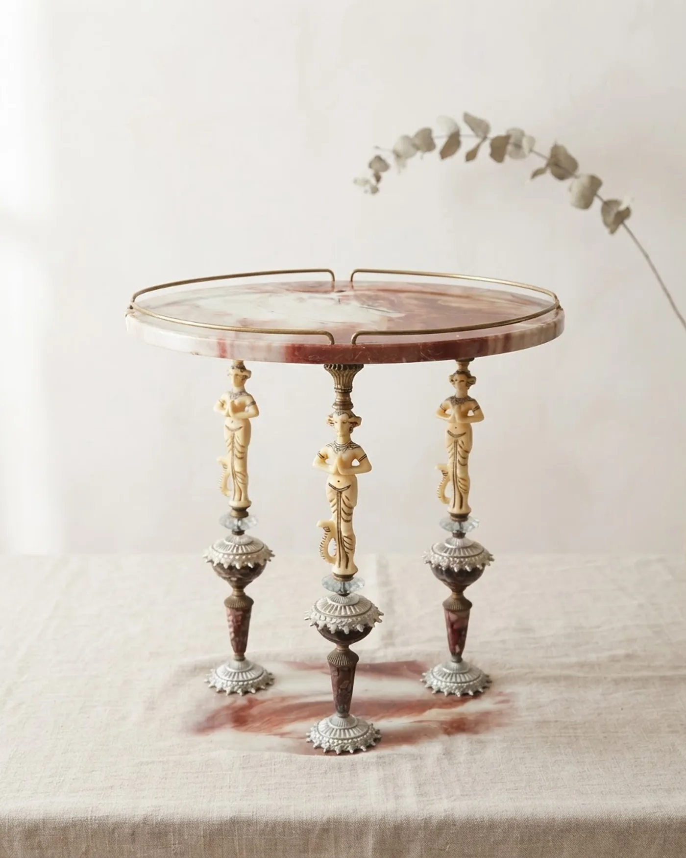 Mesa Auxiliar Vintage con Figuras de Mujer y Bandeja de Mármol - imagen 1