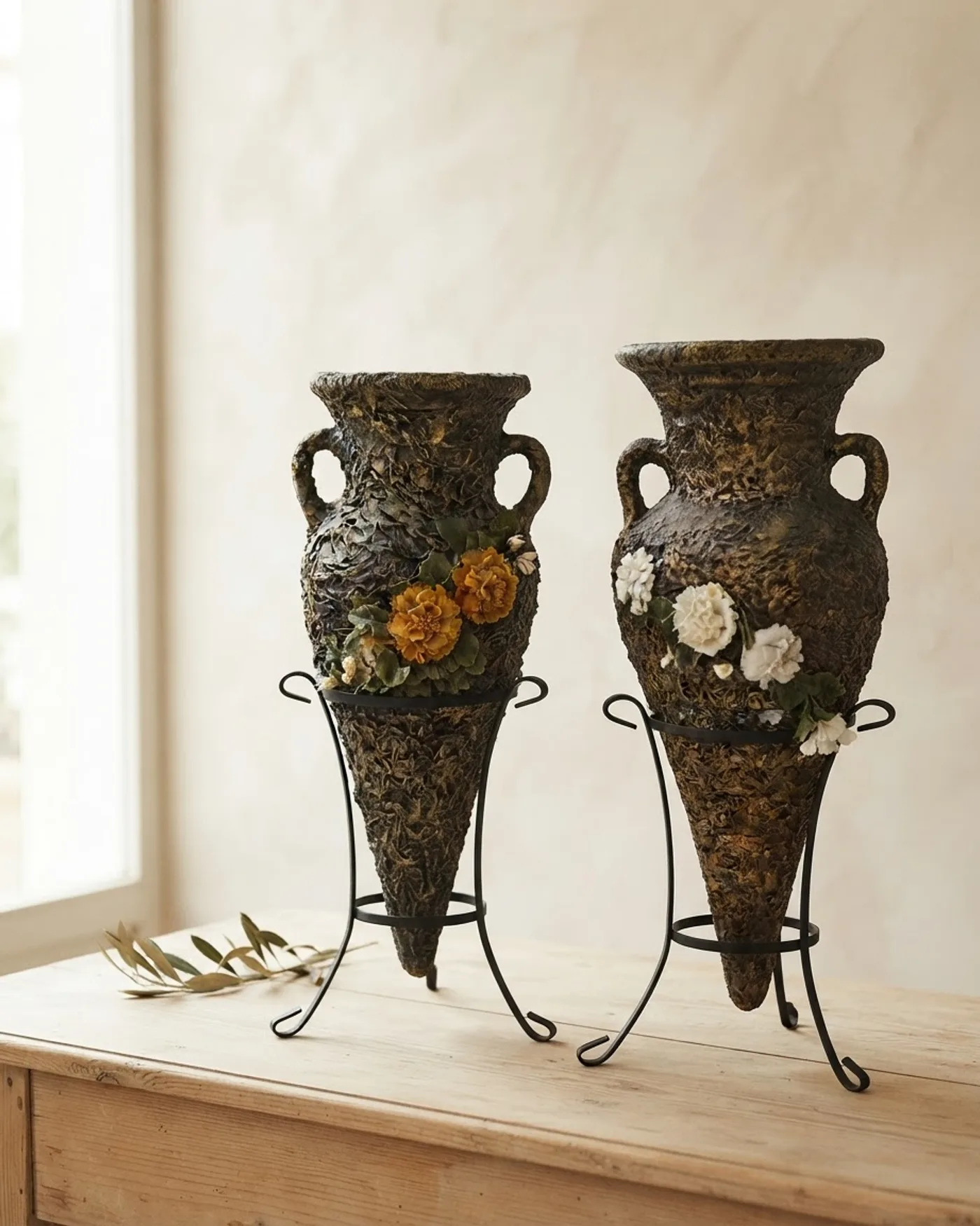 Pareja de Ánforas Decorativas con Pie de Forja - imagen 1