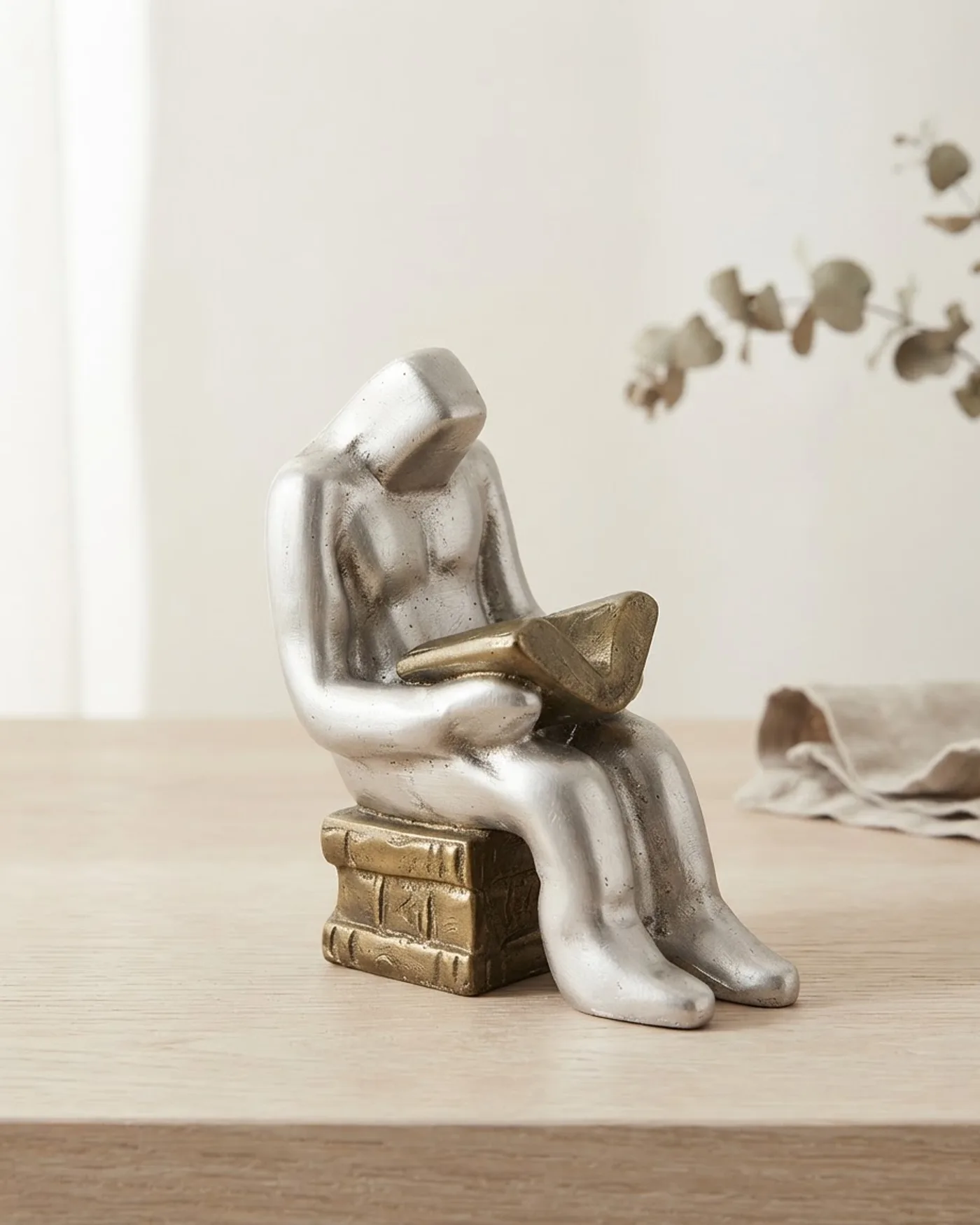 Escultura de Latón y Acero de Hombre Leyendo - imagen 1