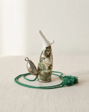 Pipa de Tabaco de Porcelana Vintage con Escena Pintada y Cordón Verde - miniatura 1