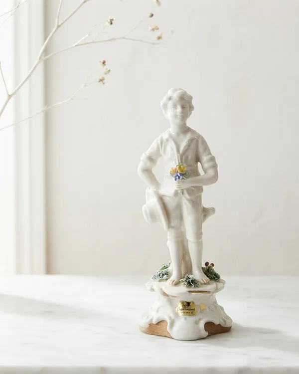 Figura de Porcelana Blanca con Detalles Policromados