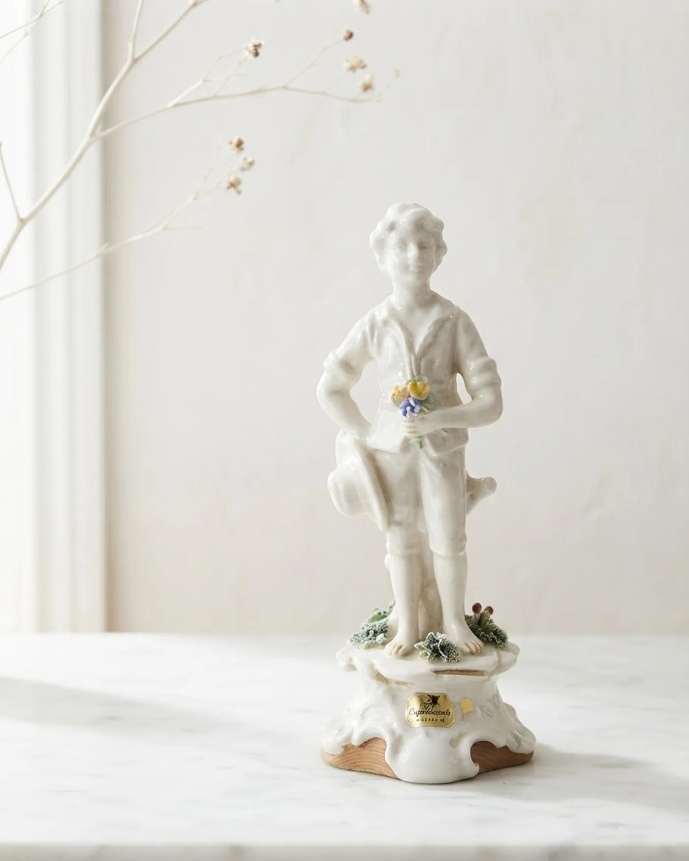 Figura de Porcelana Blanca con Detalles Policromados - imagen 1