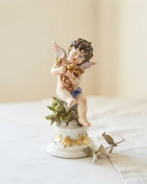 Figura porcelana capodimonte angelito - miniatura 1