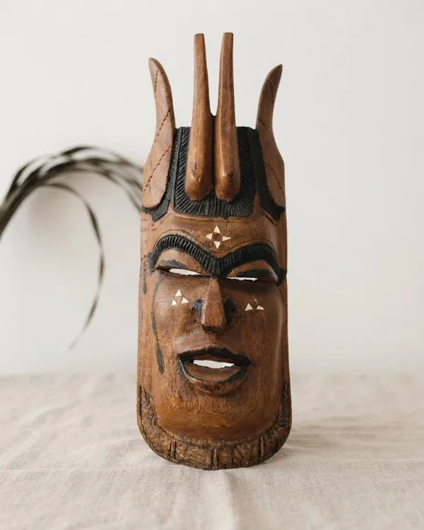 Máscara Tribal Africana Tallada en Madera