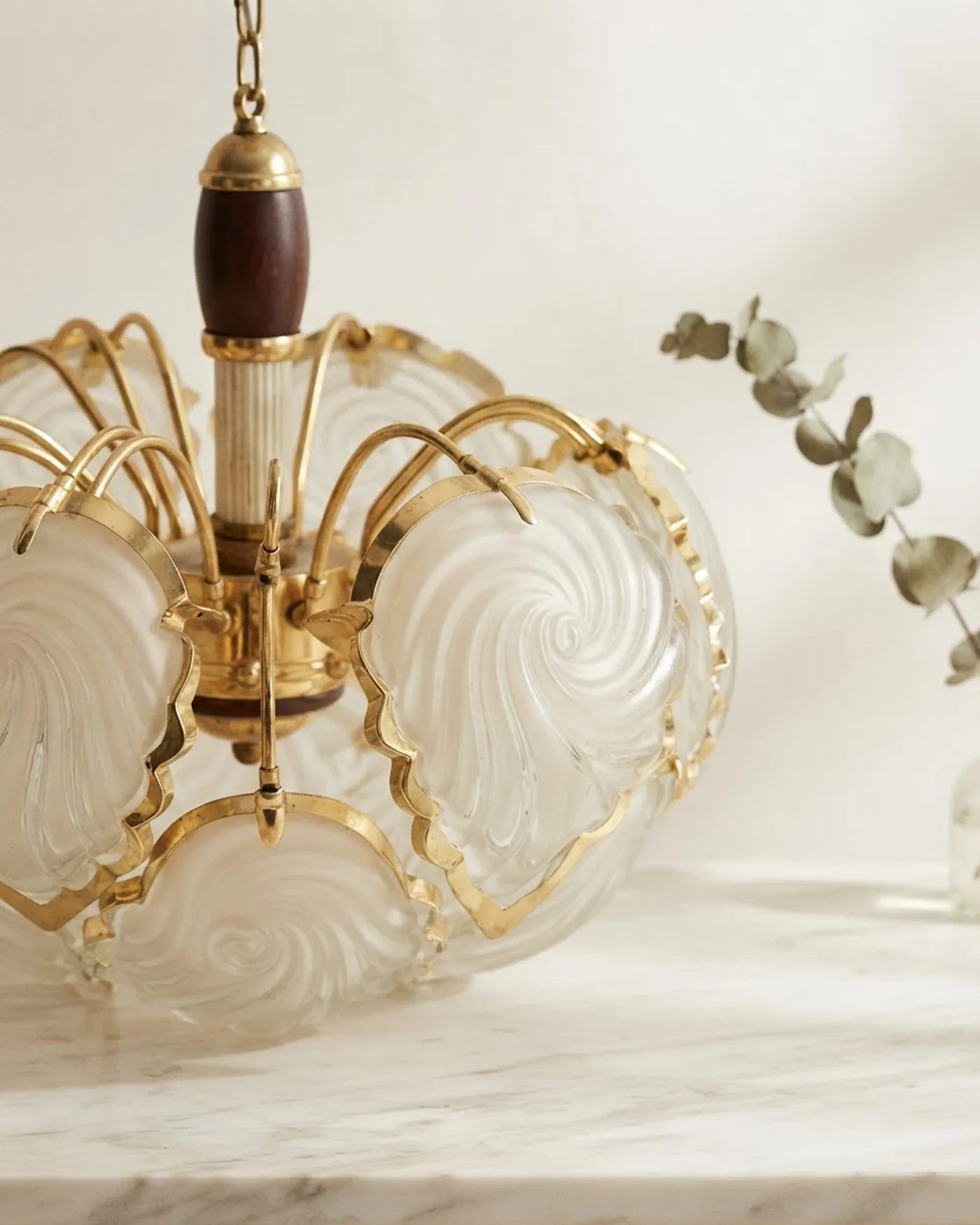 Lampara dorada con conchas de cristal - imagen 1