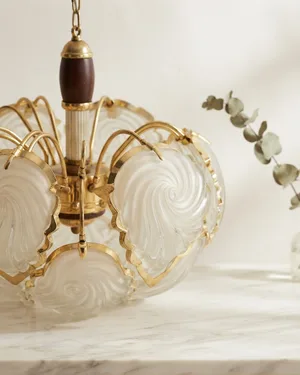 Lampara dorada con conchas de cristal - miniatura 1