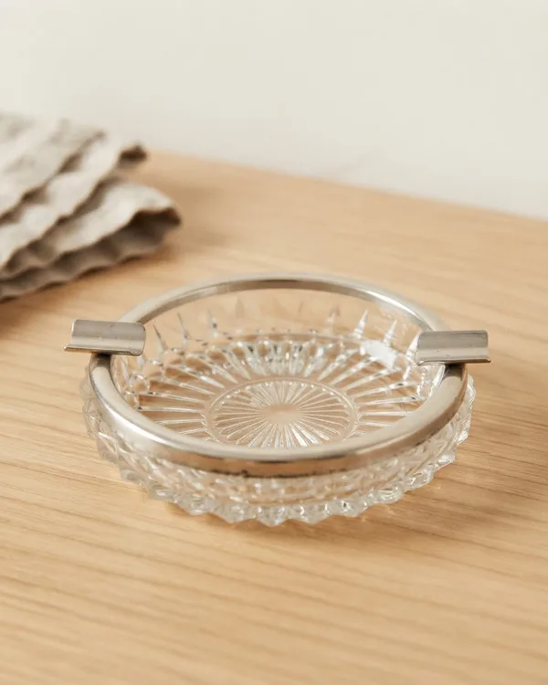 Cenicero de Cristal Tallado con Base Metálica