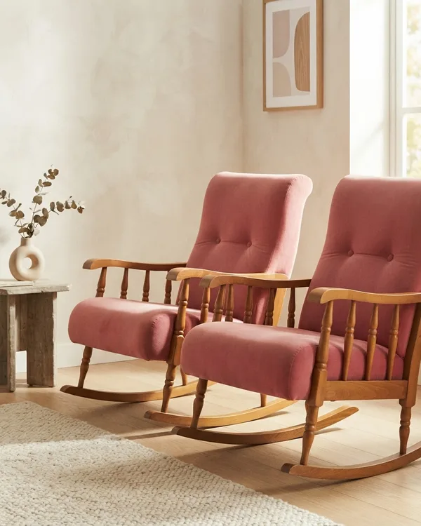 Par de mecedoras de madera con tapizado rosa