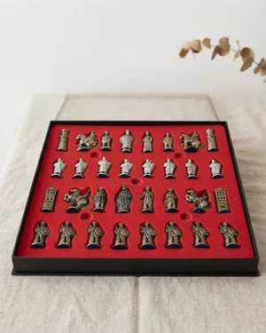 Ajedrez de Bronce con Figuras Medievales en Caja - miniatura 1