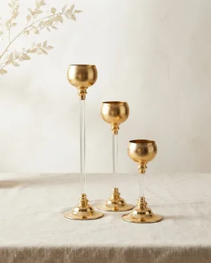 Trío de candelabros dorados con cristal - miniatura 1