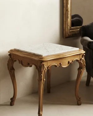 Mesa Auxiliar Estilo Luis Xv con Base de Madera Tallada y Tapa de Mármol - miniatura 1