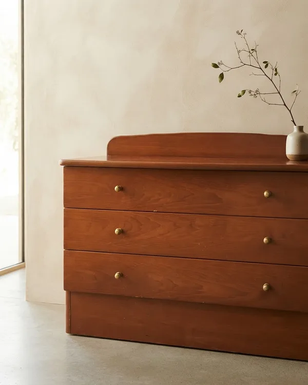 Cómoda de madera con tres cajones