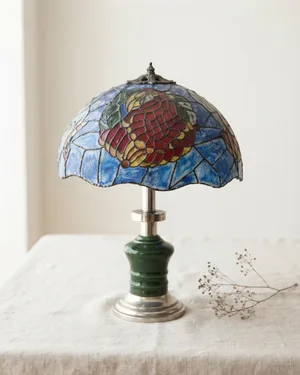 Lámpara de Mesa con Pantalla de Vitral Estilo Tiffany - miniatura 1