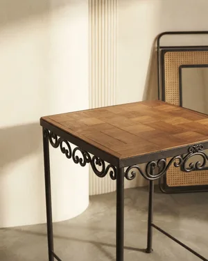 Mesa Auxiliar con Base de Metal Forjado y Superficie de Madera - miniatura 1