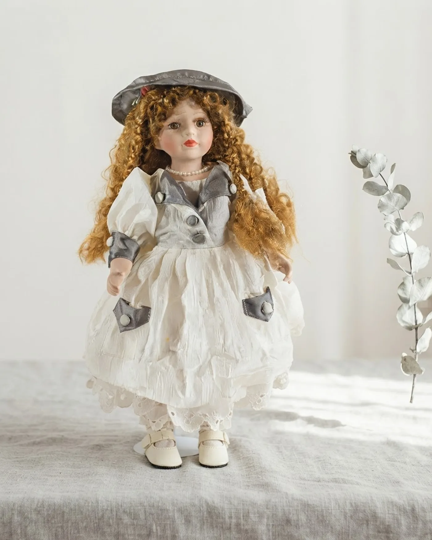 Muñeca de porcelana antigua con vestido blanco y gris - imagen 1