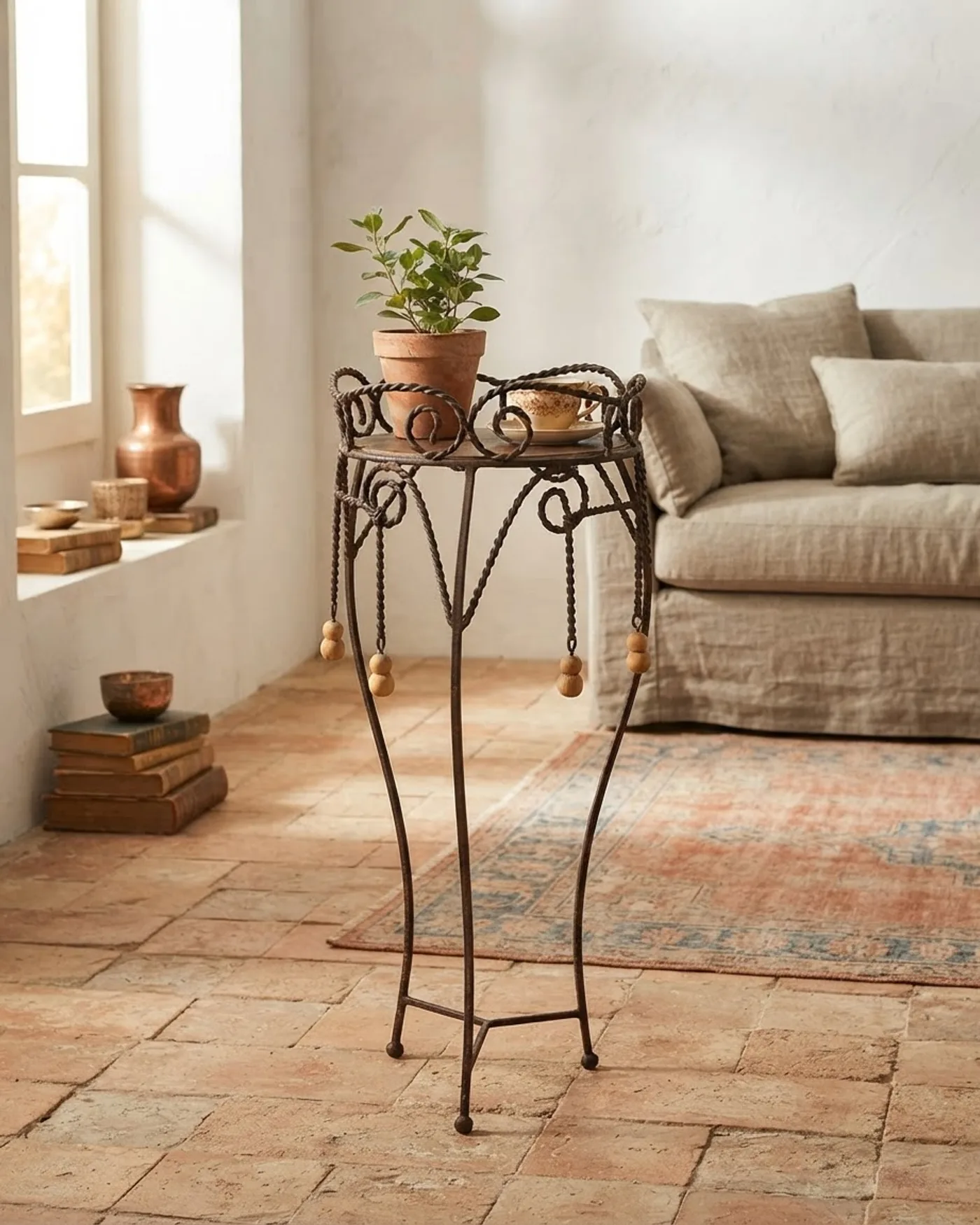 Mesa Auxiliar de Pie de Hierro Forjado con Detalles Decorativos - imagen 1