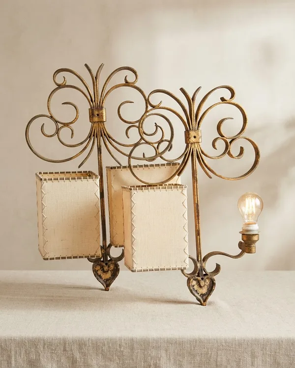 Pareja de Apliques de Pared Dorados en Forja