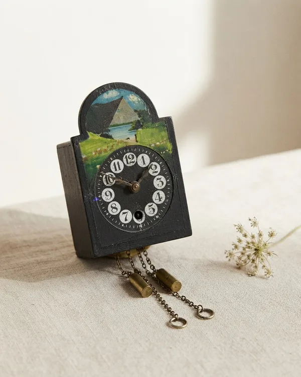 Antiguo reloj de pared de madera pintada con paisaje