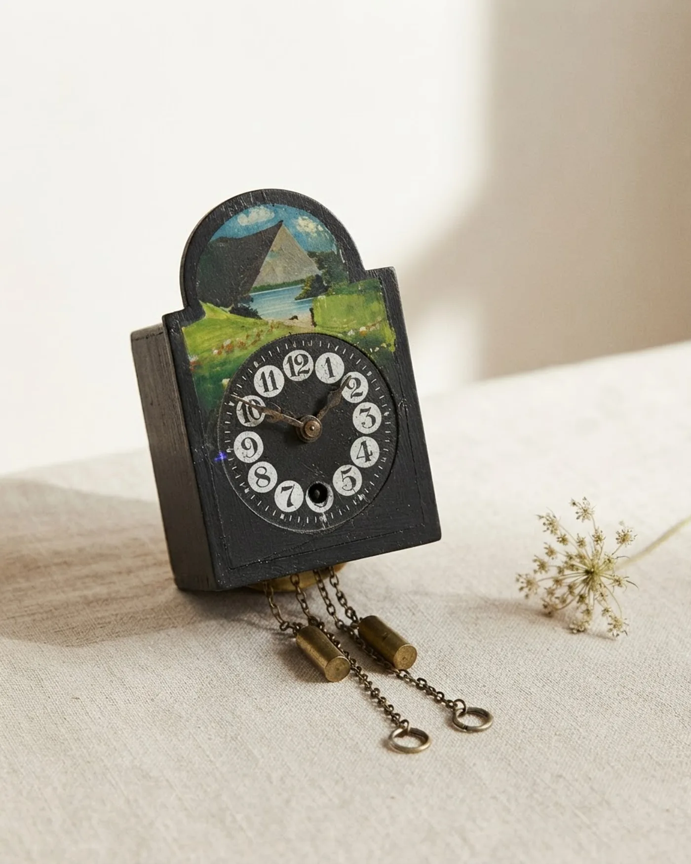 Antiguo reloj de pared de madera pintada con paisaje - imagen 1