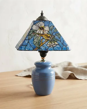Lámpara de mesa vintage con pantalla de vitral y base de cerámica azul - miniatura 1