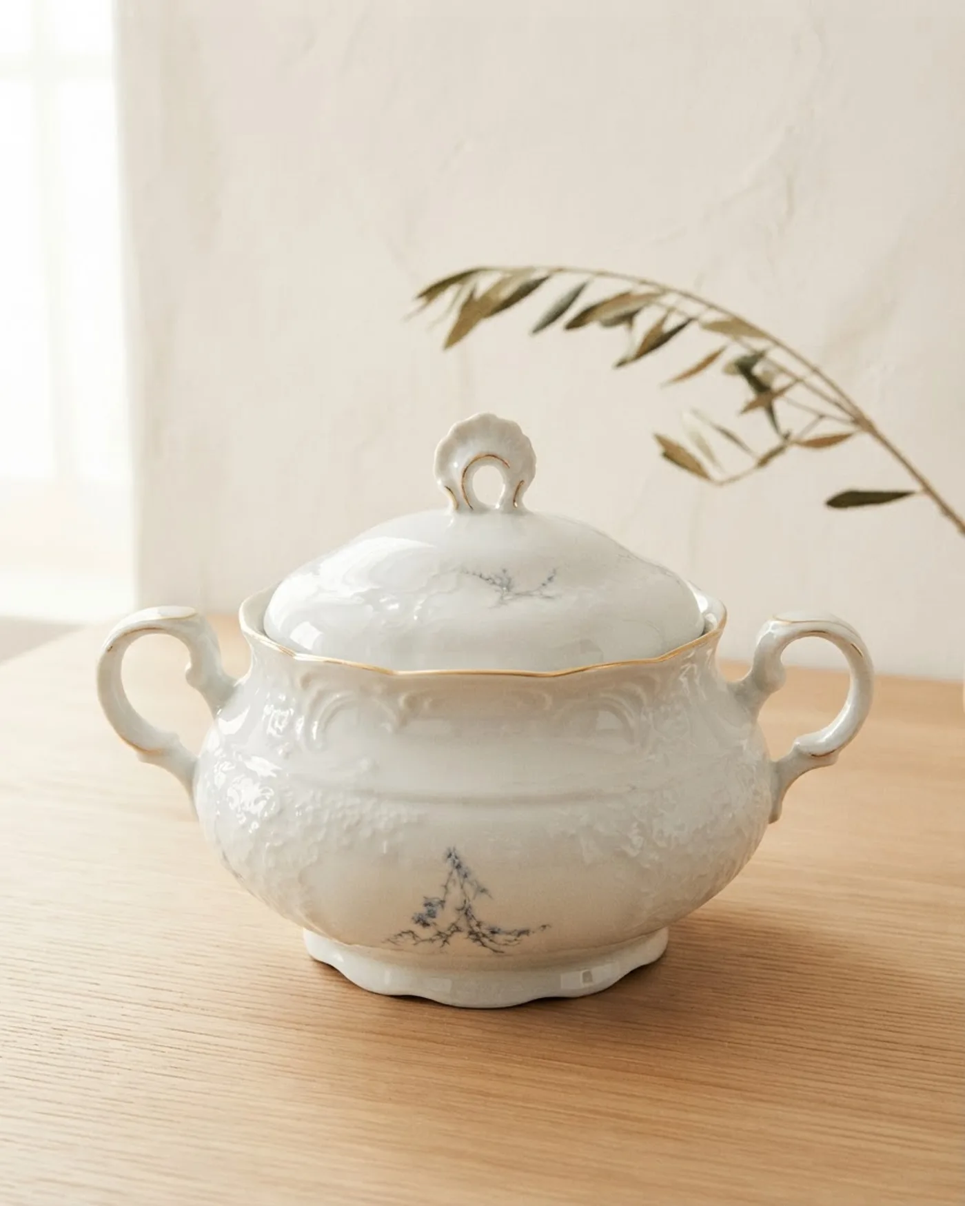 Sopera Vintage de Porcelana con Detalles Dorados y Florales - imagen 1
