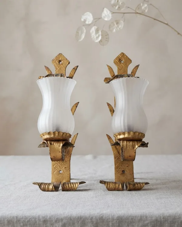 Pareja de apliques de pared dorados en metal y vidrio
