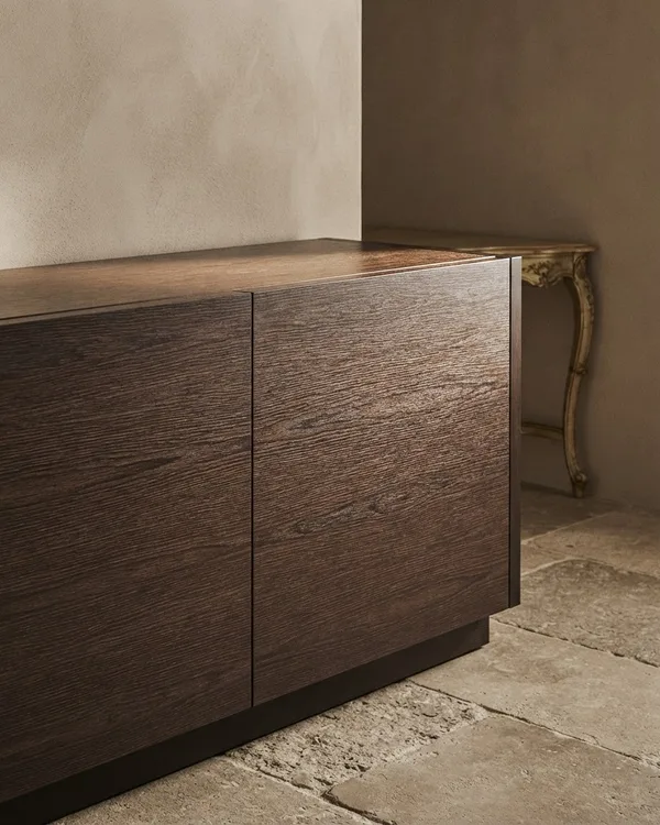 Aparador Chapado en Madera con Dos Puertas y Estantes Interiores