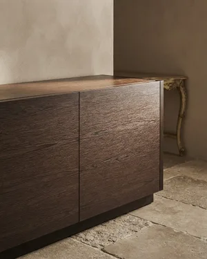 Aparador Chapado en Madera con Dos Puertas y Estantes Interiores - miniatura 1