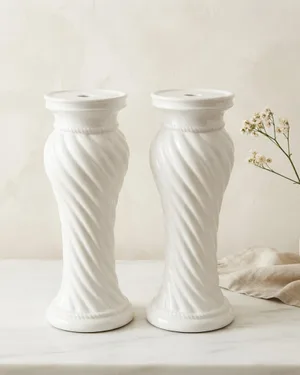 Par de Pedestales de Cerámica Blanca con Diseño de Espiral - miniatura 1