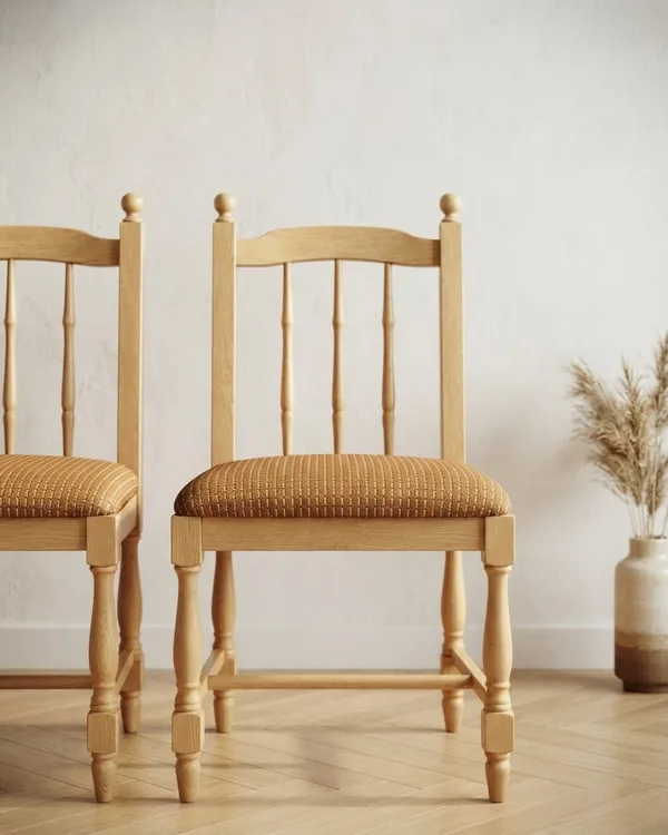 Juego de 4 sillas de comedor en madera clara con asientos tapizados