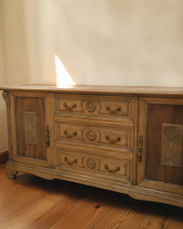 Aparador clásico de madera con cajones y puertas