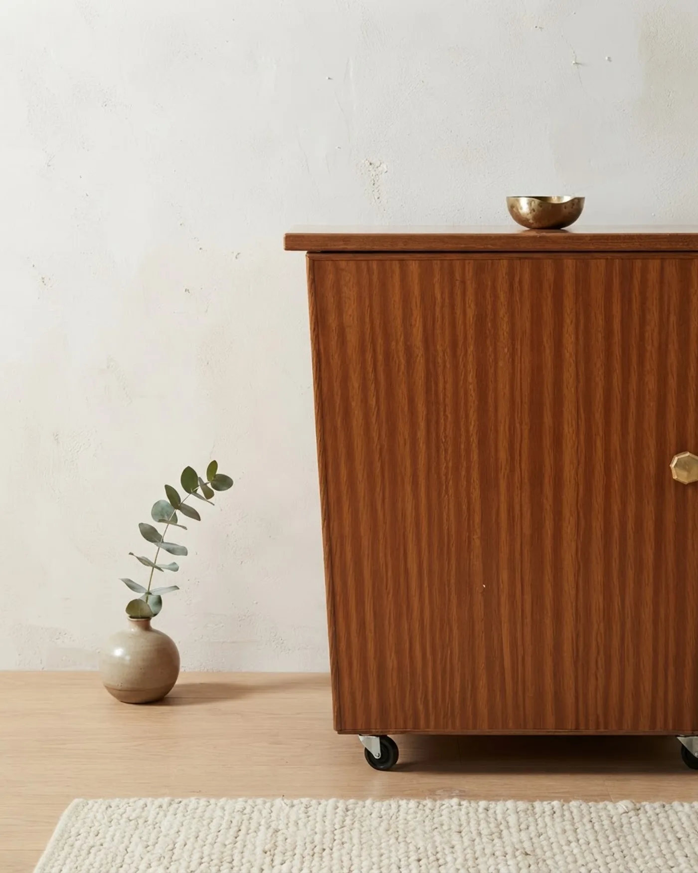 Mueble de almacenaje vintage con ruedas - imagen 1