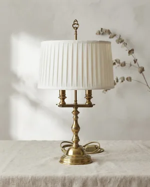 Lámpara de Mesa Inglesa de Latón con Pantalla Blanca - miniatura 1