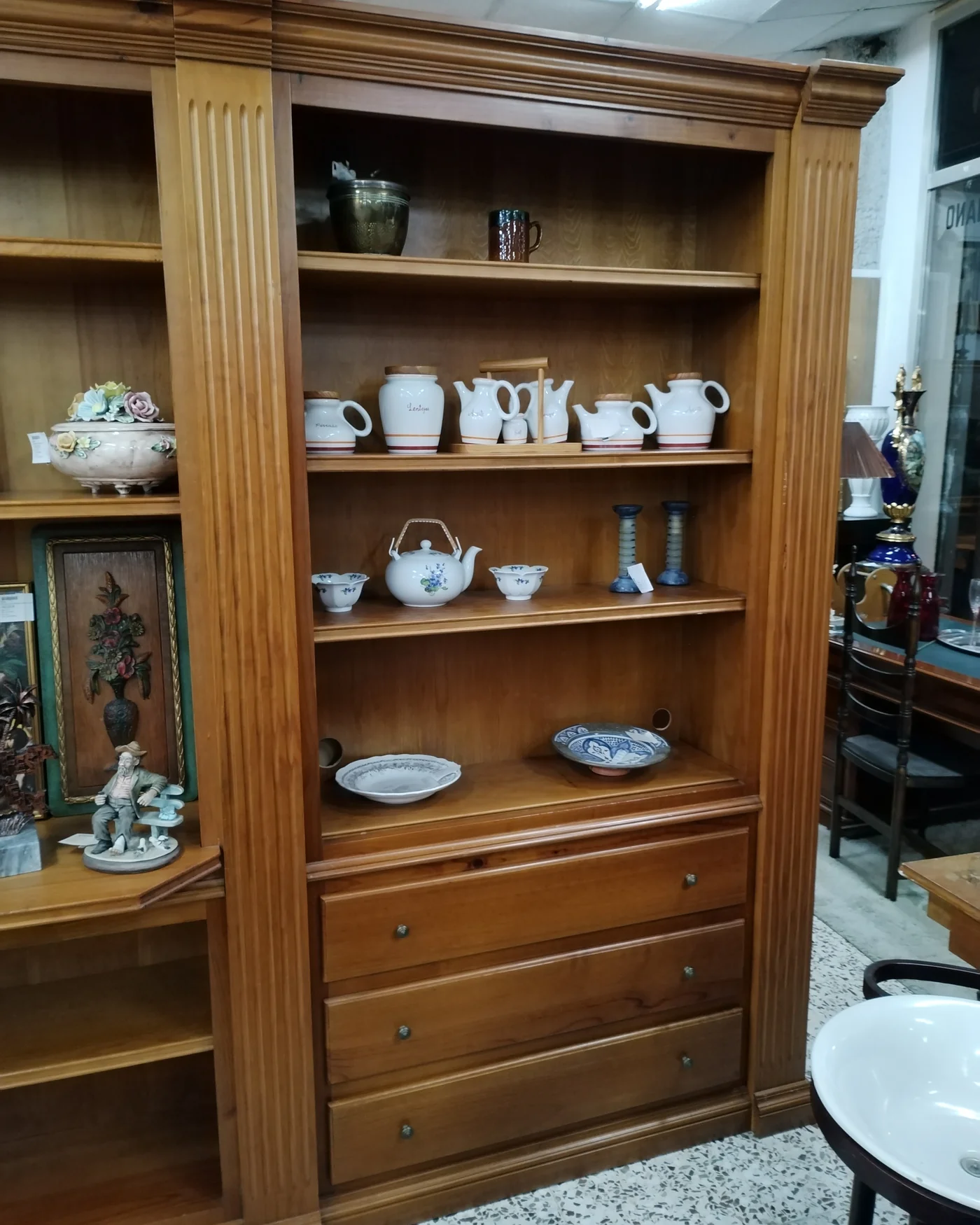 Mueble de comedor en madera con vitrina y estantería - imagen 3