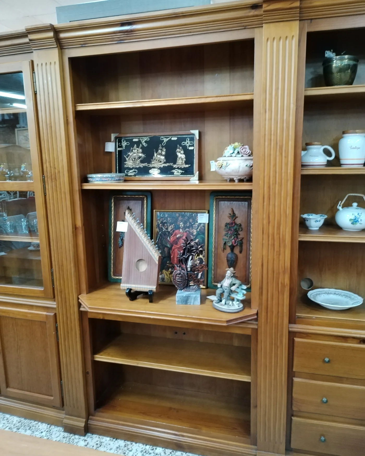 Mueble de comedor en madera con vitrina y estantería - imagen 4