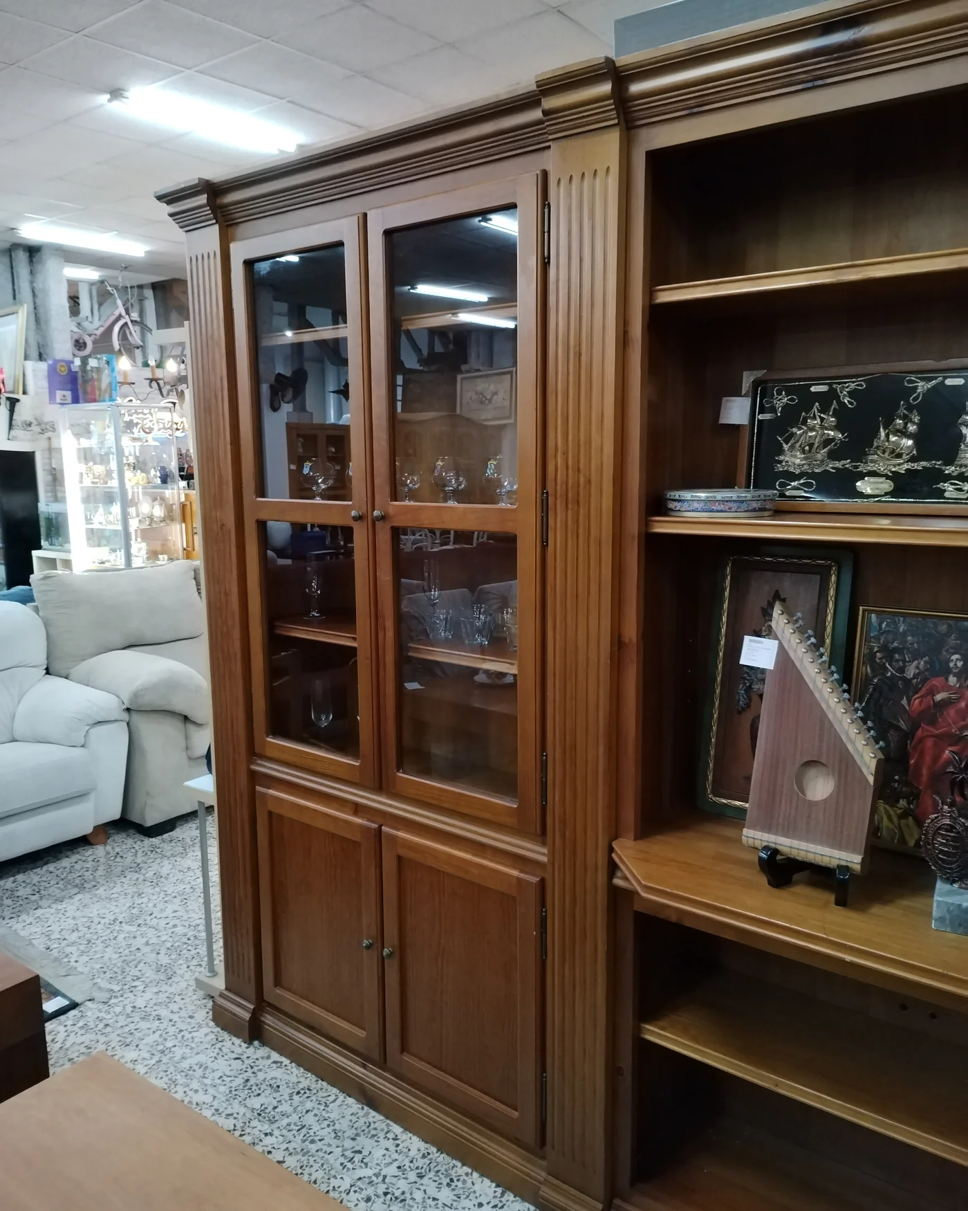 Mueble de comedor en madera con vitrina y estantería - imagen 5