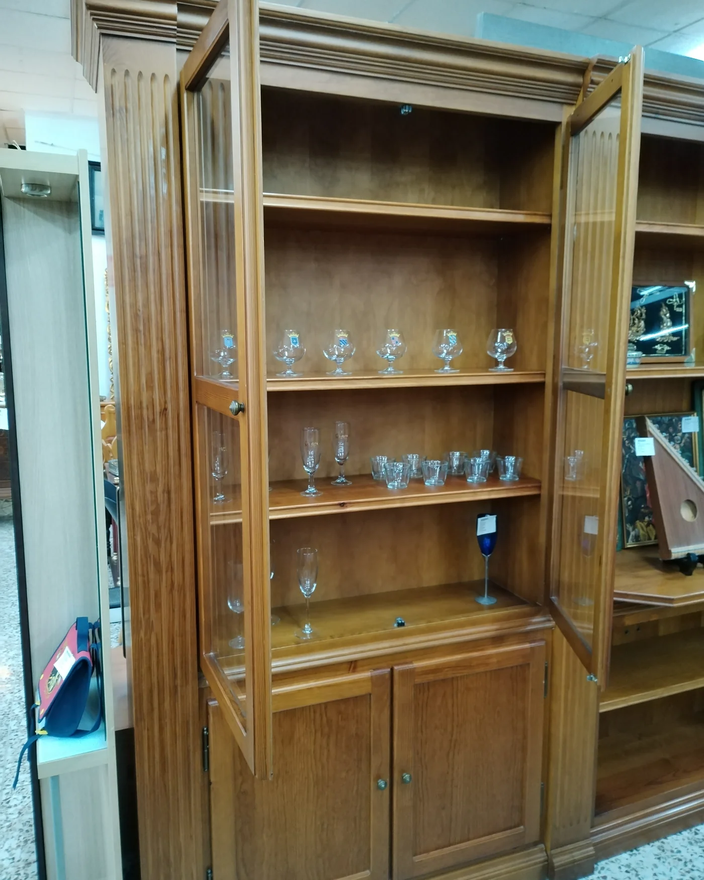 Mueble de comedor en madera con vitrina y estantería - imagen 7