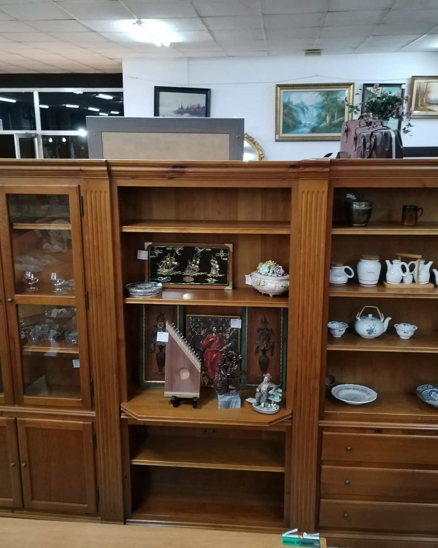 Mueble de comedor en madera con vitrina y estantería - imagen 1