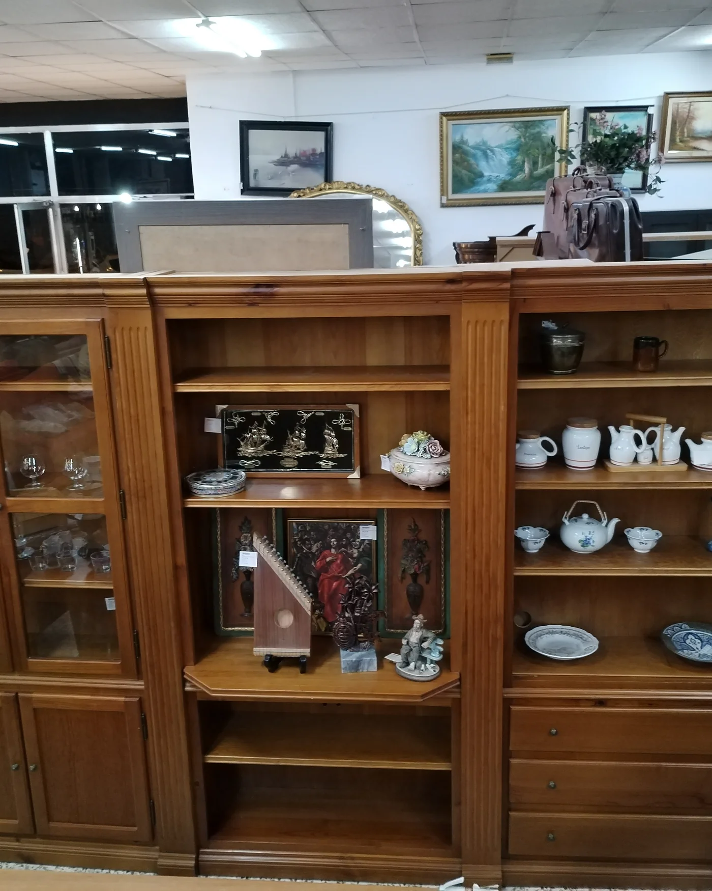 Mueble de comedor en madera con vitrina y estantería - imagen 2